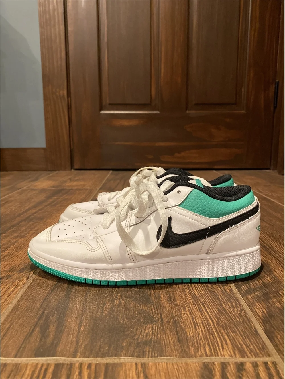 Nike Air Jordan 1 Low GS White Lucky Green Size 4.5Y Youth (553560-129)